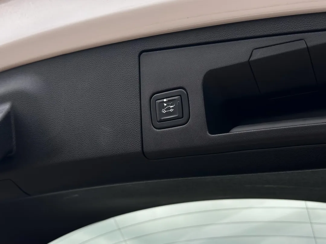 2020 Cadillac XT4 - 1GYFZER40LF054171 - Image #29